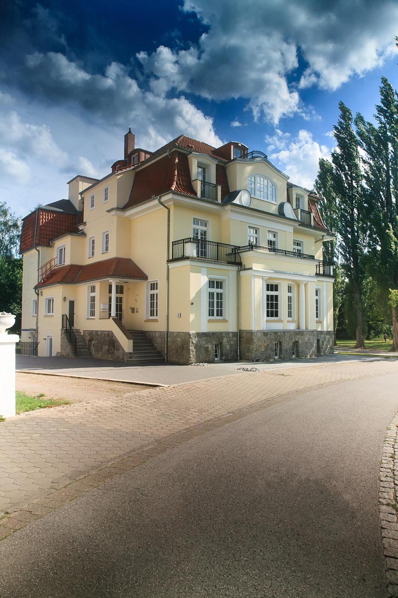 Hotel Dirks Am Schloss Bad Pyrmont Exteriör bild